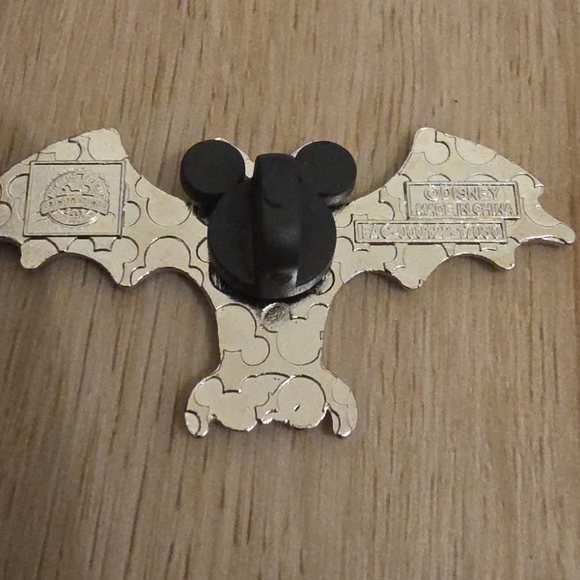 Disney Pin - Haunted Mansion Pink Bat - Disney Collector Trading Pin - Picture 2 of 4